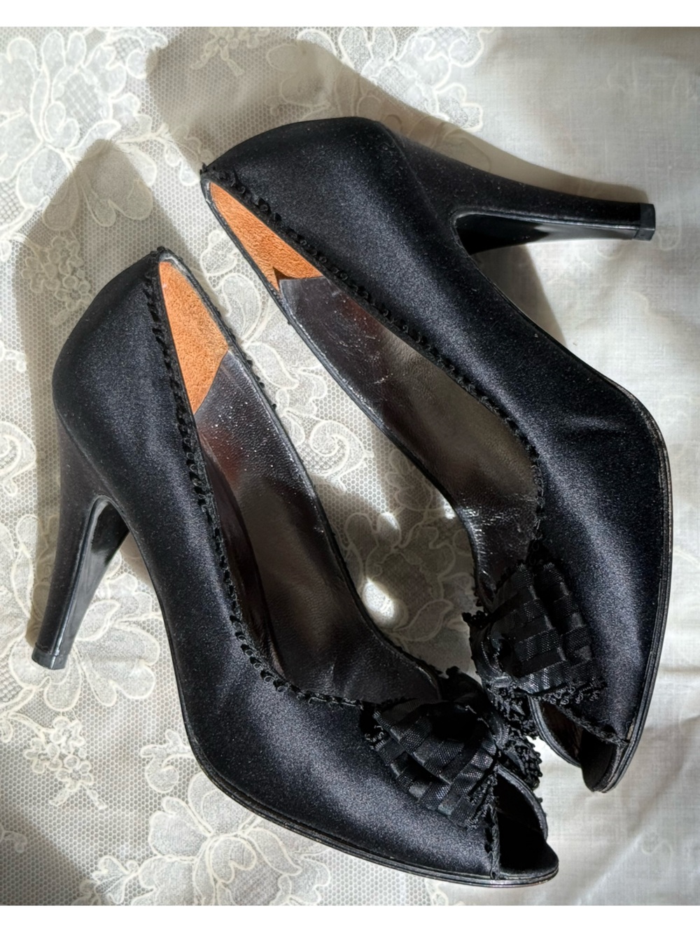 GEOFFERY BEENE Classic Black Satin Women's Heels with Decorative Bow